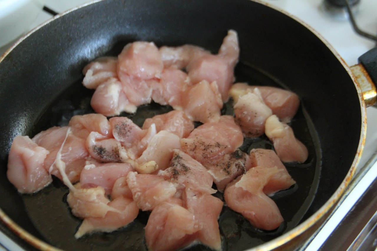 Приготовить грудку курицы на сковороде