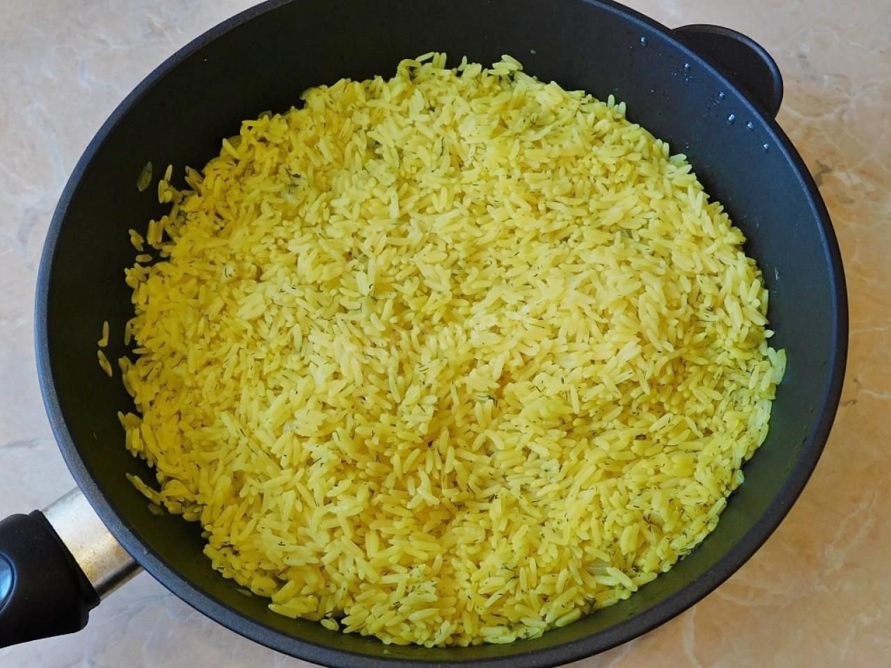 Простой рецепт риса на сковороде. Рис рассыпчатый на гарнир. Рис на сковороде рассыпчатый. Рис в сковородке. Жареный рис на сковороде рассыпчатый.
